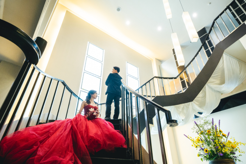 真っ赤なドレスに身を包んで大階段にて