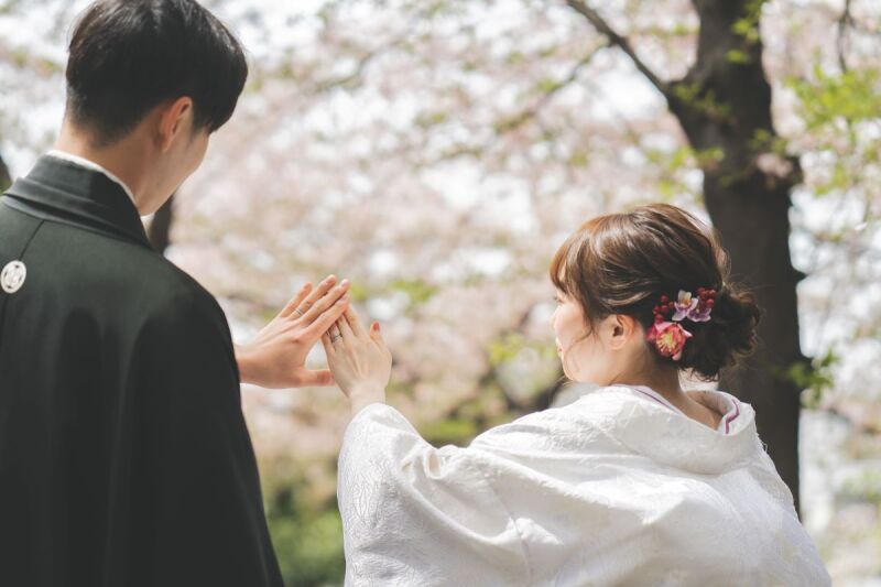 手と手を合わせて