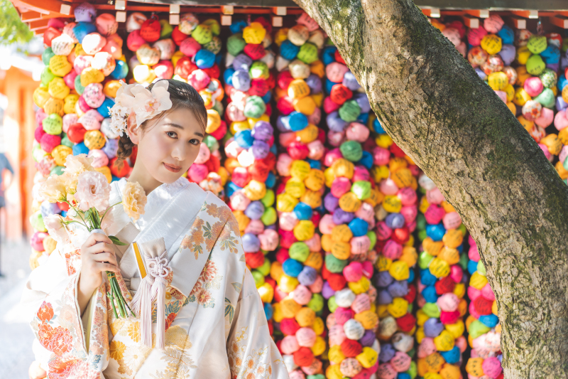 色彩豊かなお守りに包まれたご新婦様の姿