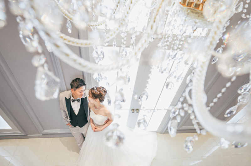 シャンデリア越しの姿を捉えたゴージャスな一枚