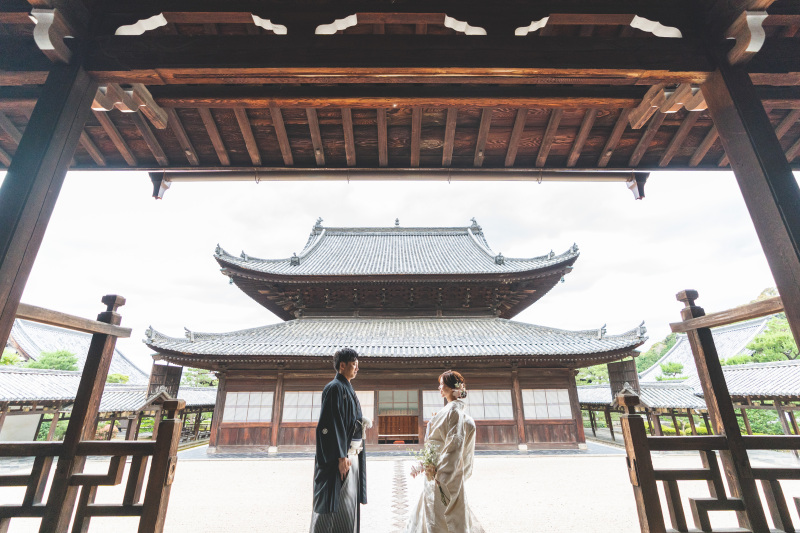 広く広がる屋外の空間を見ながら