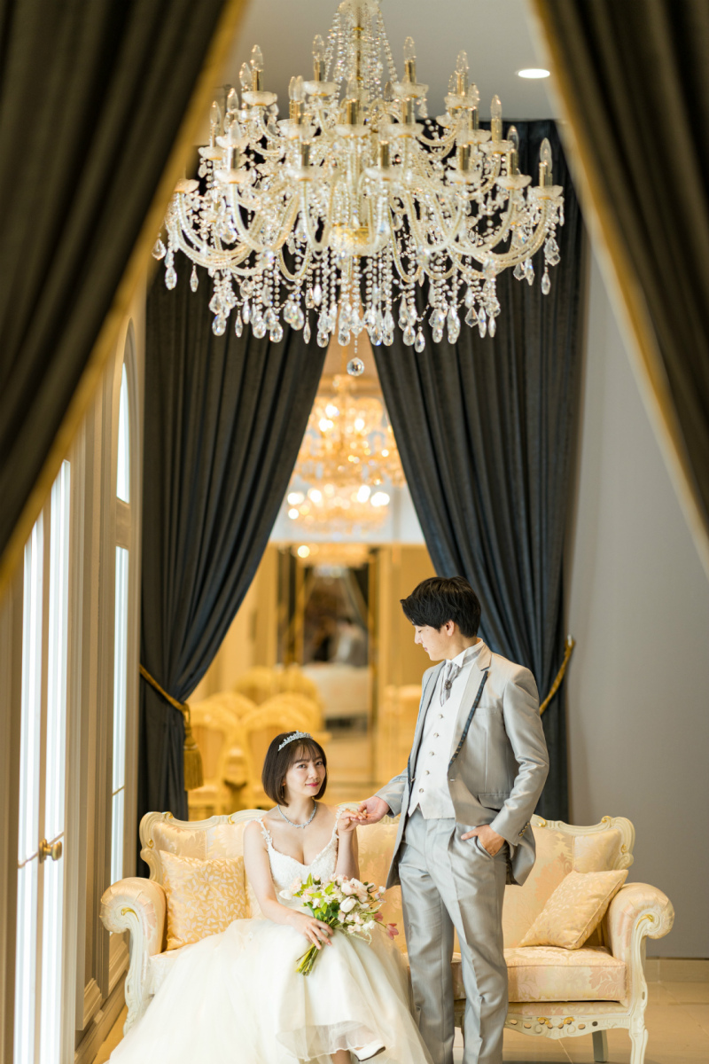 手を取り合って