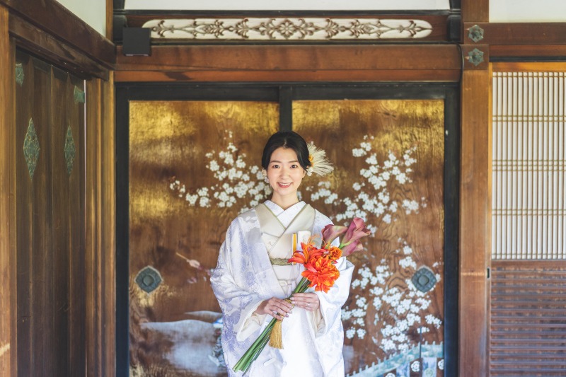 鮮明な花を手に