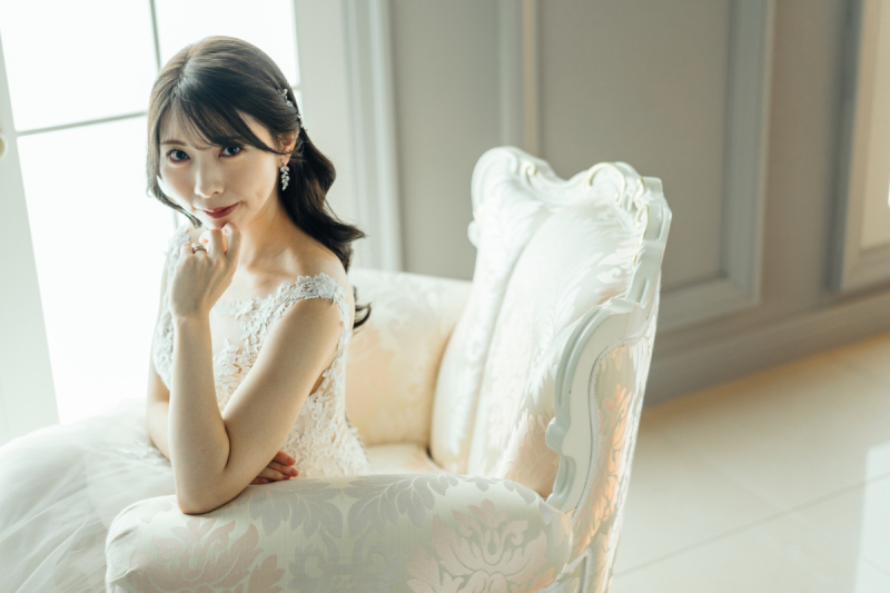 衣装も空間も真っ白に染まって