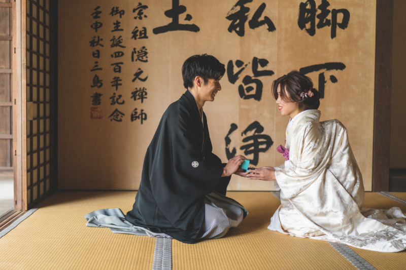 ご新郎様から指輪をお渡し