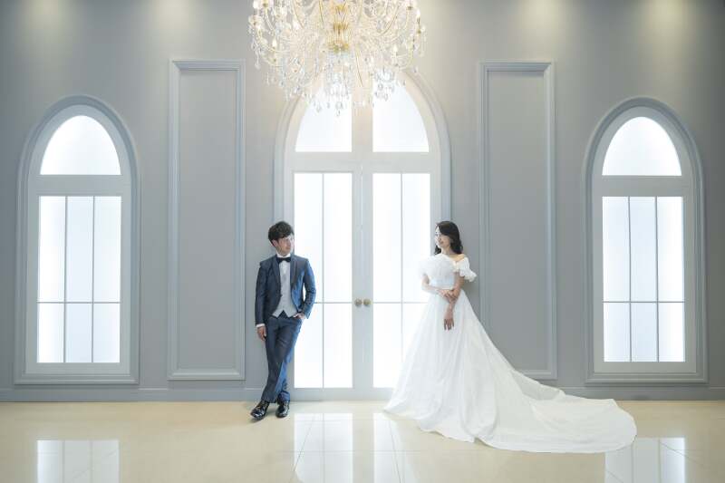 光の中に幸せな二人