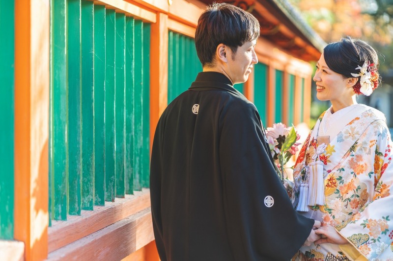 朱色と緑が映える一枚に