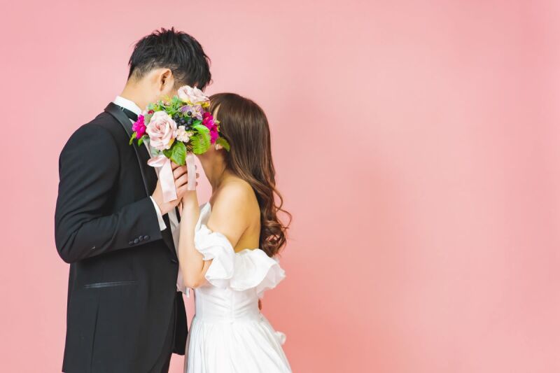 花束の向こうで