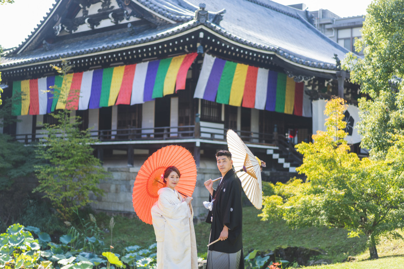 色鮮やかな金堂と紅白の番傘を合わせて和装フォト