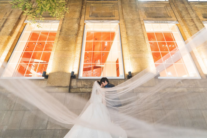 広がるベールがおふたりを包み込むように