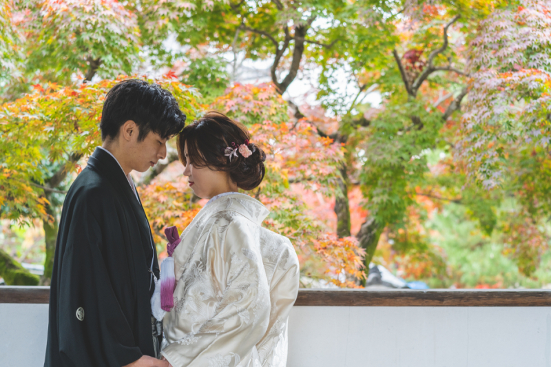 緑溢れる背景の中で額を合わせて