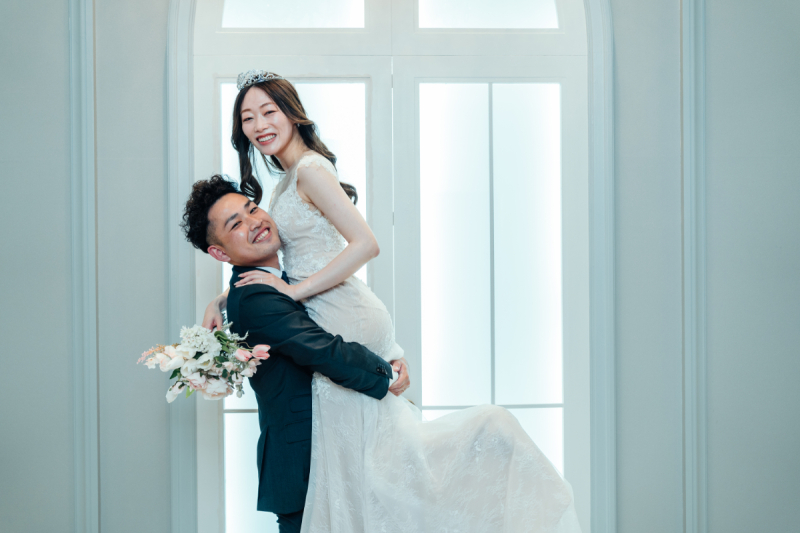 柔らかな光の中で幸せいっぱいな抱っこフォト!