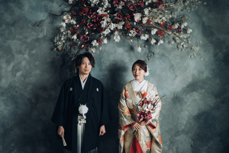 ダークトーンの背景では大人っぽく