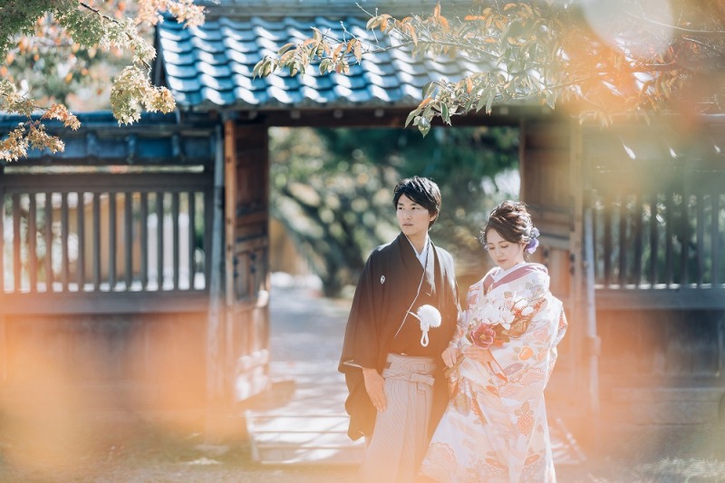 瓦屋根の木造の門は、有名スポットの一つ