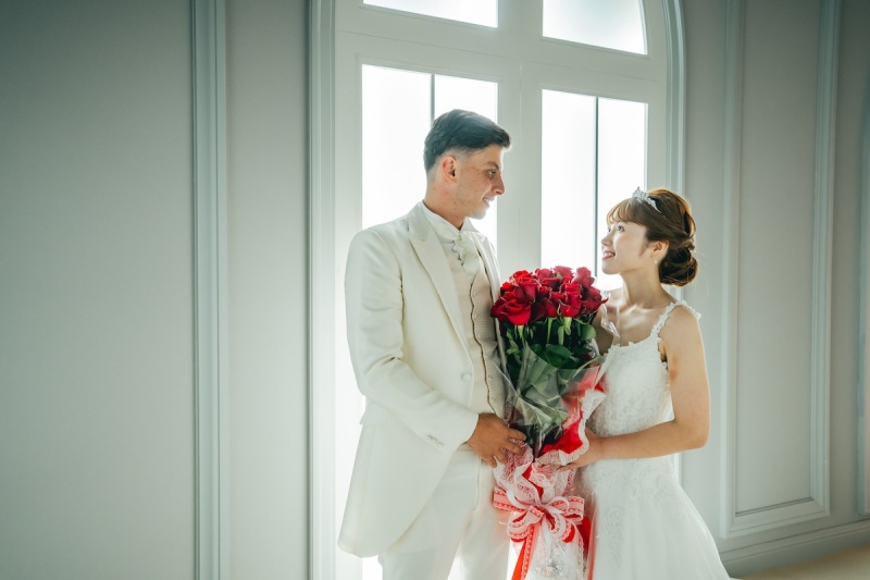 大きな薔薇を抱えて