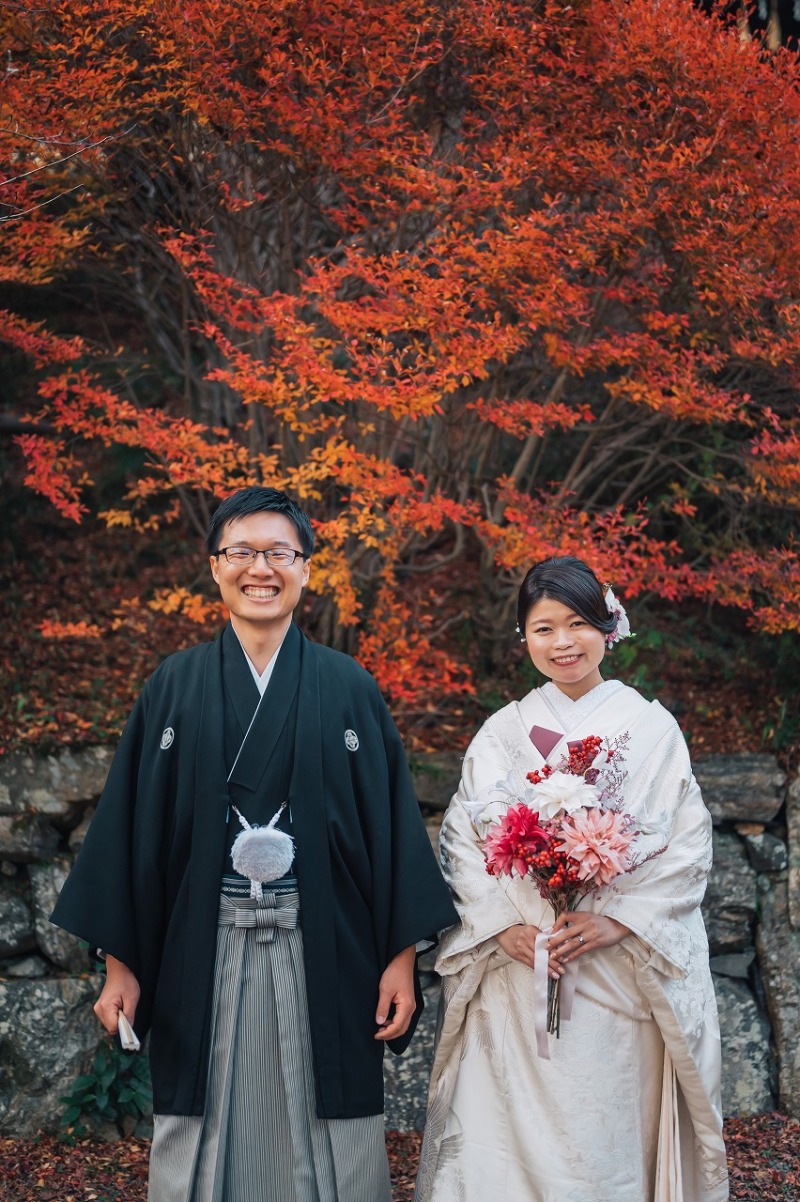 赤々とした紅葉を背景に