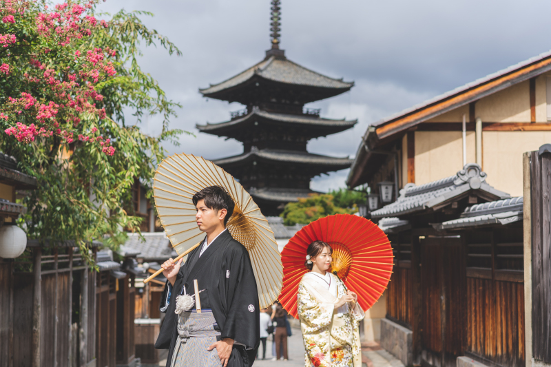 祇園の塔を背に仲睦まじい姿を