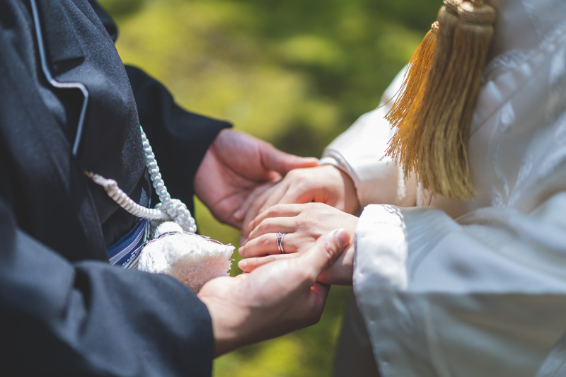 手を取り合うその瞬間を切り取って