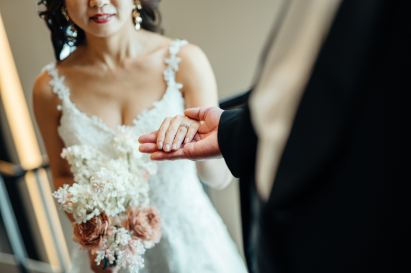 手を取る姿を切り取った印象的なお写真