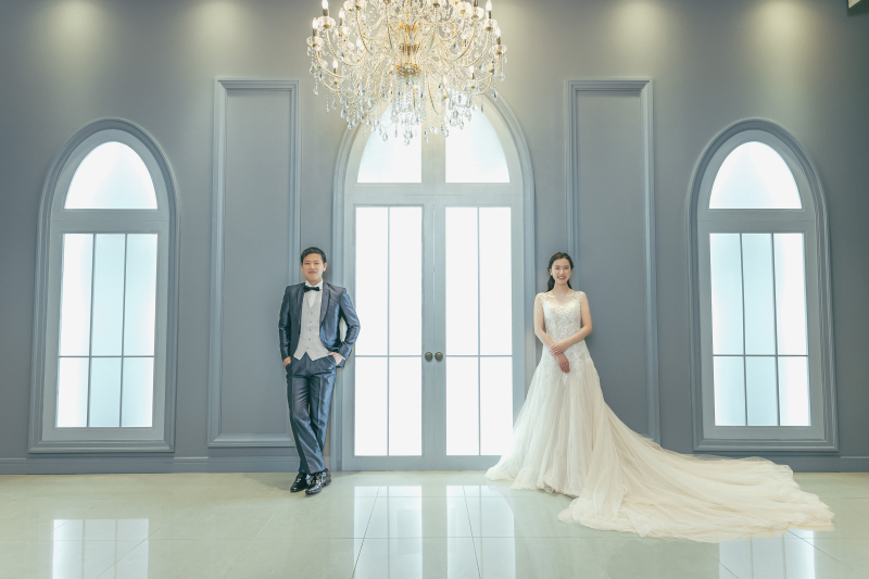 アーチ窓とシャンデリアに飾られた空間