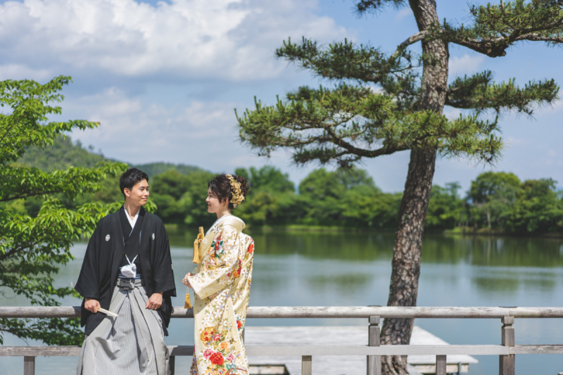 湖畔で見つめあうおふたりの姿