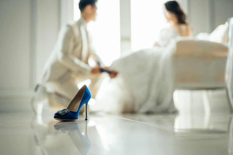 ご新郎様からシューズをそっと、シンデレラショット