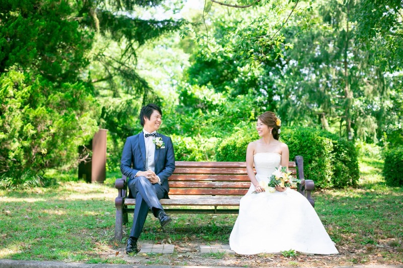 ベンチに座って