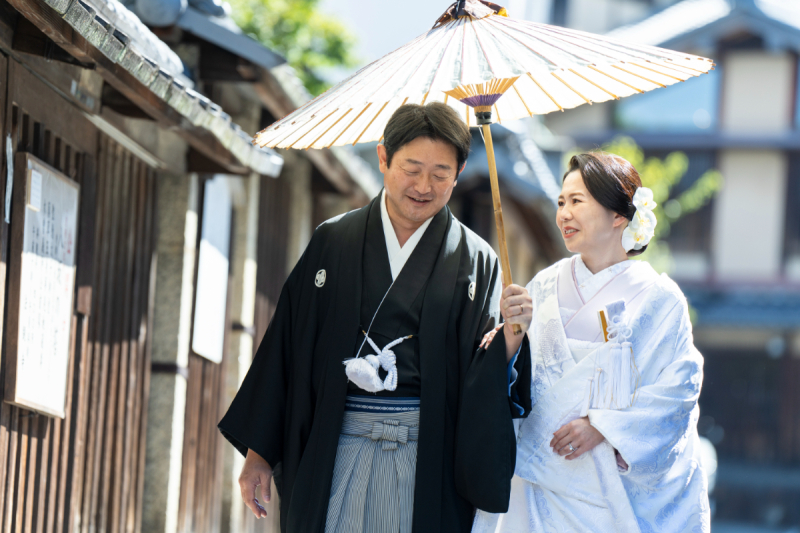 一つの番傘の下で路地を行く