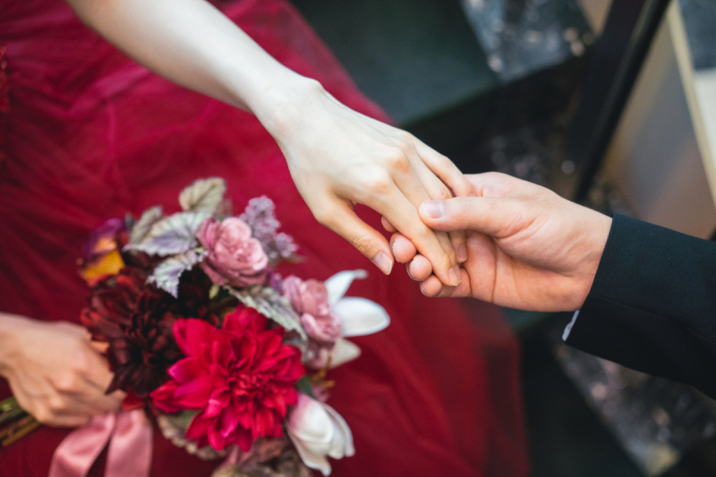 エスコートの手元をブーケと共に