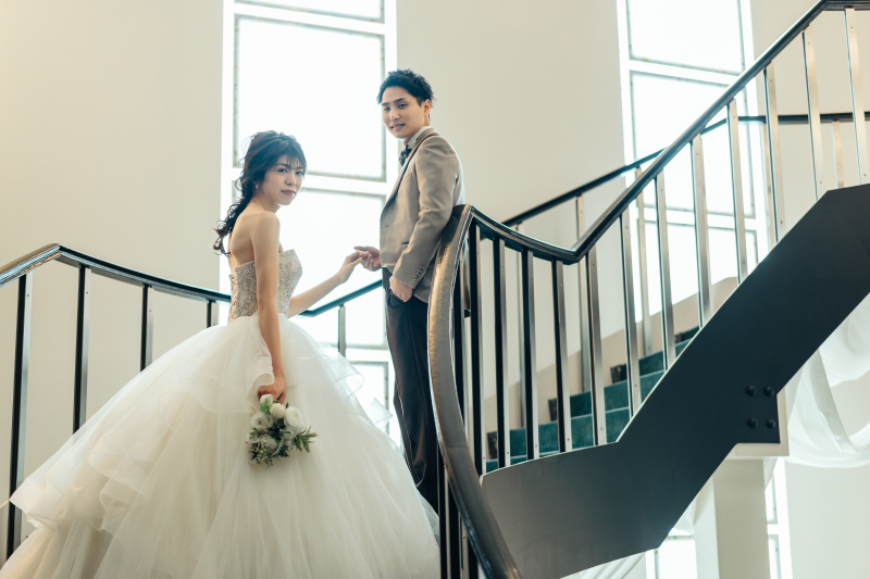 らせん階段でドレスを美しく演出