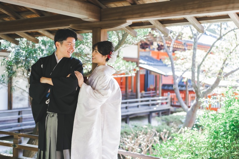 見つめ合い、微笑みあって