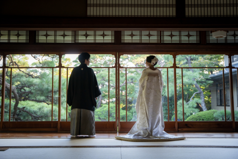 緑豊かな庭園へ向かって