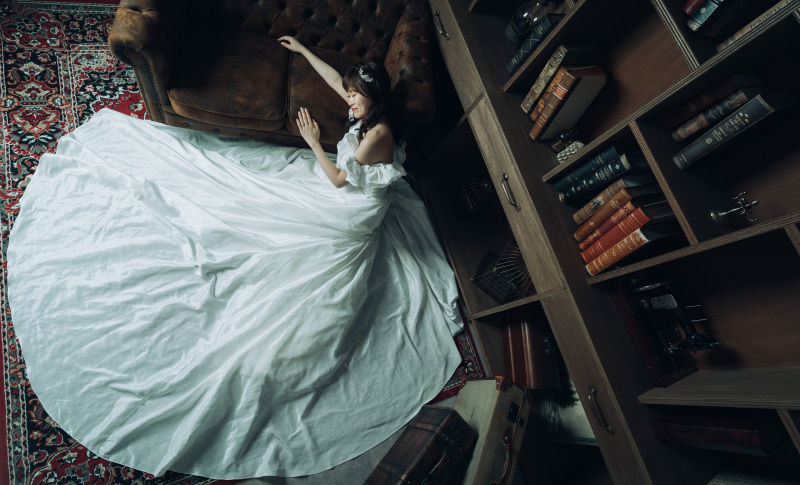 横たわるご新婦様が印象的、ドレスが綺麗に広がる