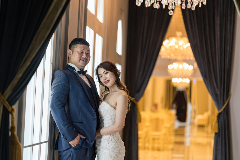 豪華な会場を背にかっこよく