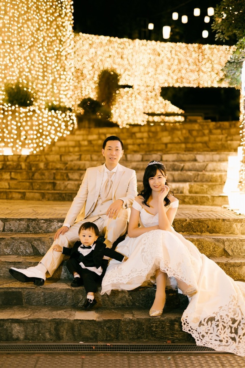 煌くイルミネーションを背景に