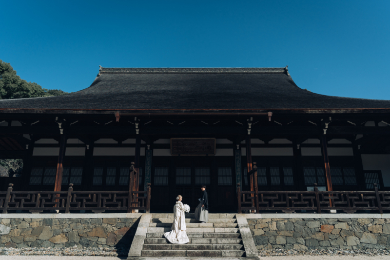 青天の下、壮大な寺院を感じながら