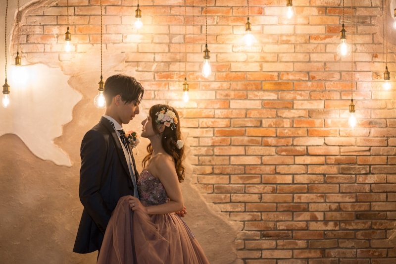 レンガ調の背景で