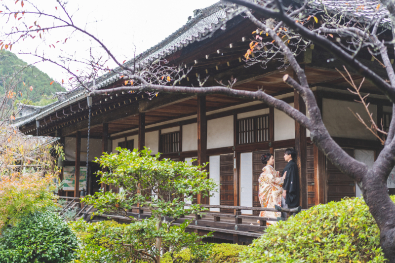 緑の中に佇む日本建築でフォトウエディング