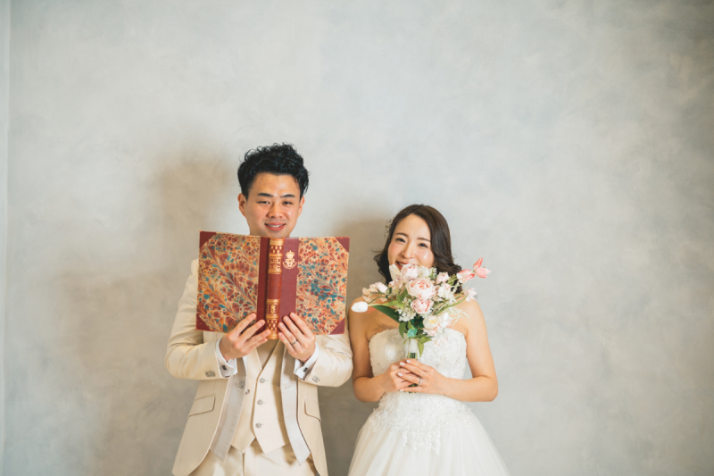 姿の際立つホワイトのスポットでは小物と共に