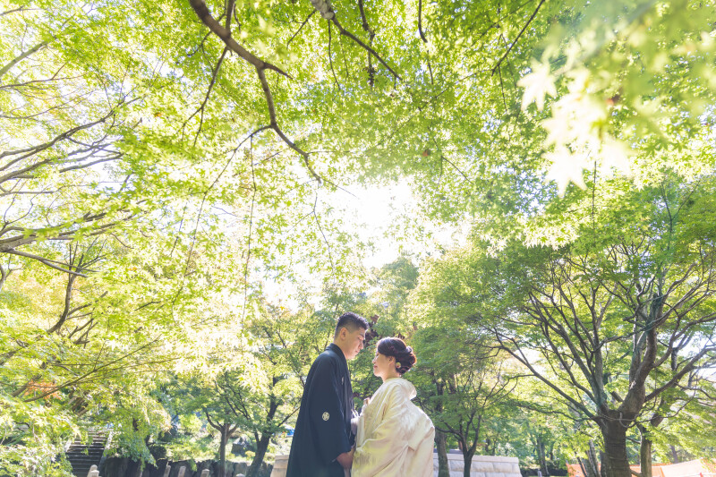 庭園での撮影では眩い光の中で