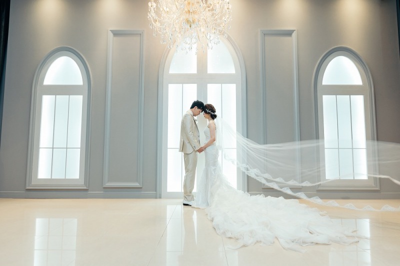 パリシックなエントランスでスケール感ある撮影を