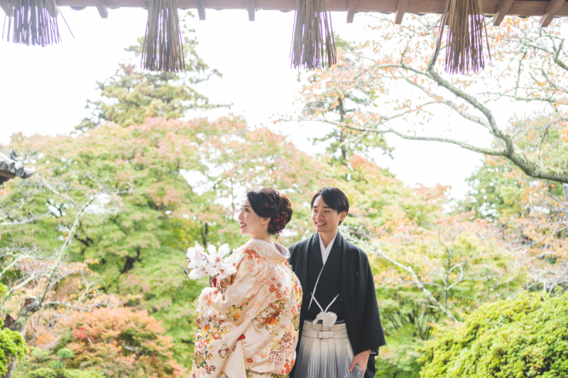 豊かな日本庭園と自然の光を背に