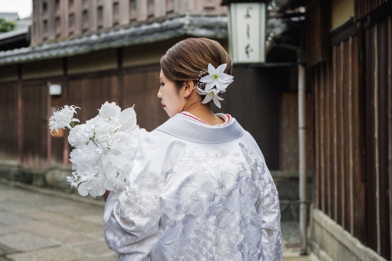 背中で語る、静かな美しさ