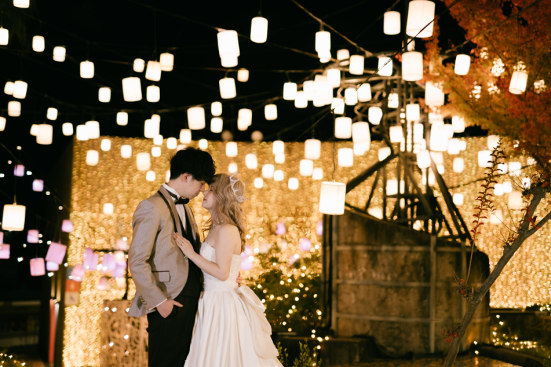 洋装で幻想的な夜の遊園地へ