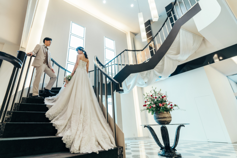 まるでプリンセス、螺旋階段での写真撮影