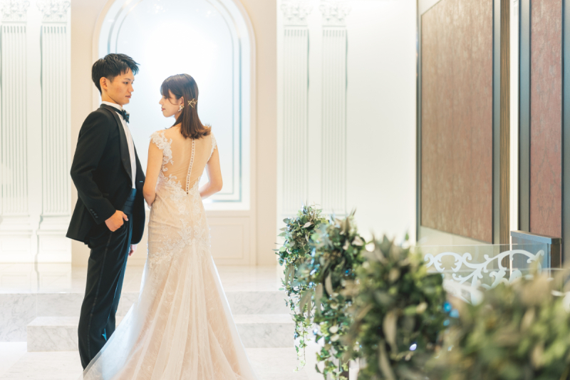 チャペルシーンは祭壇を前に明るいフォトで