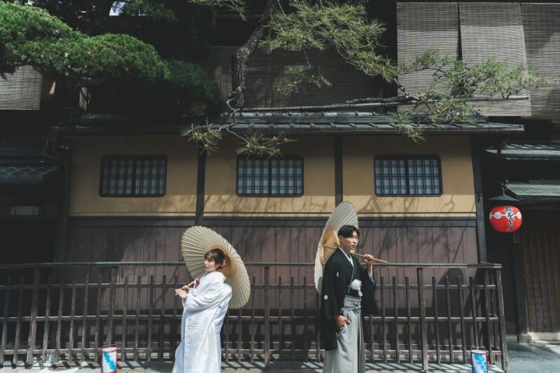 古都京都の街並みをバックに