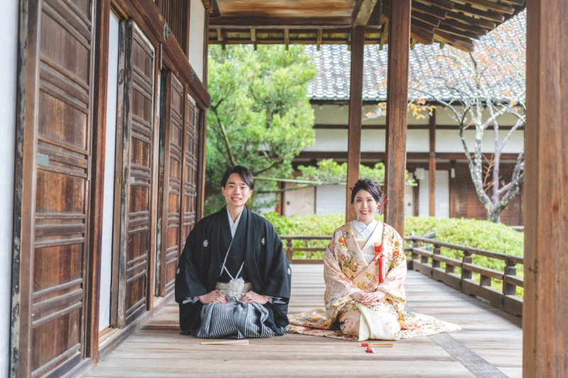 寺院の雰囲気を活かしたお正座ショット