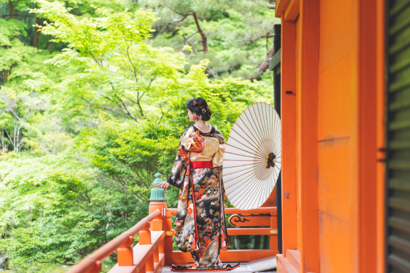 色打掛と朱塗りの建物がベストマッチ