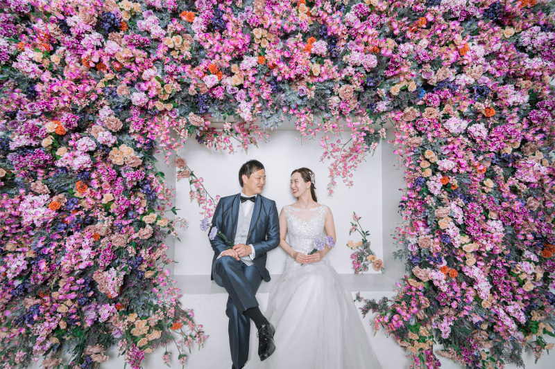 フラワーウォールの中での見つめ合いショット